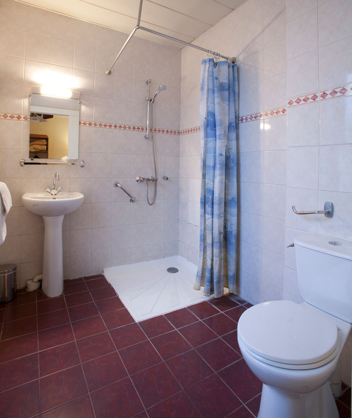 Hotel Neptune Paris | Bathroom Triple Room